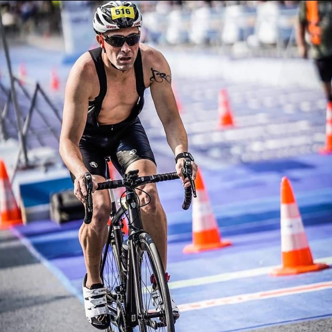 Nahsen Deniz Yaşar cycling during a triathlon